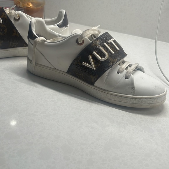 Lv sneakers - Picture 5 of 9